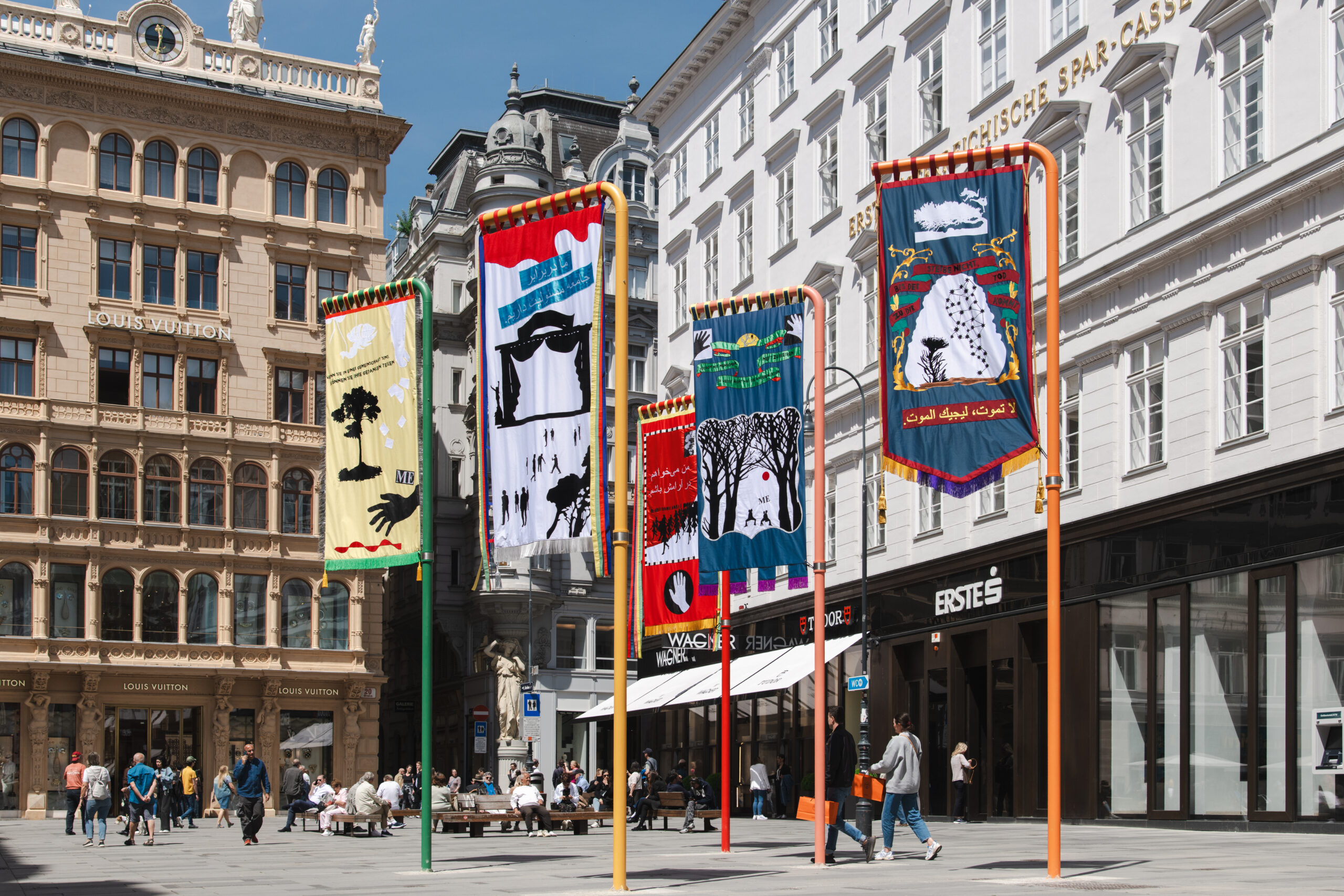I Contain Multitudes
2025
Kunstplatz Graben, Vienna
Commissioned by KÖR Kunst im öffentlichen Raum Wien (Public Art Vienna), 2025
Courtesy of the artist and Mazzoleni, London – Torino
Photo Mazen Jannoun